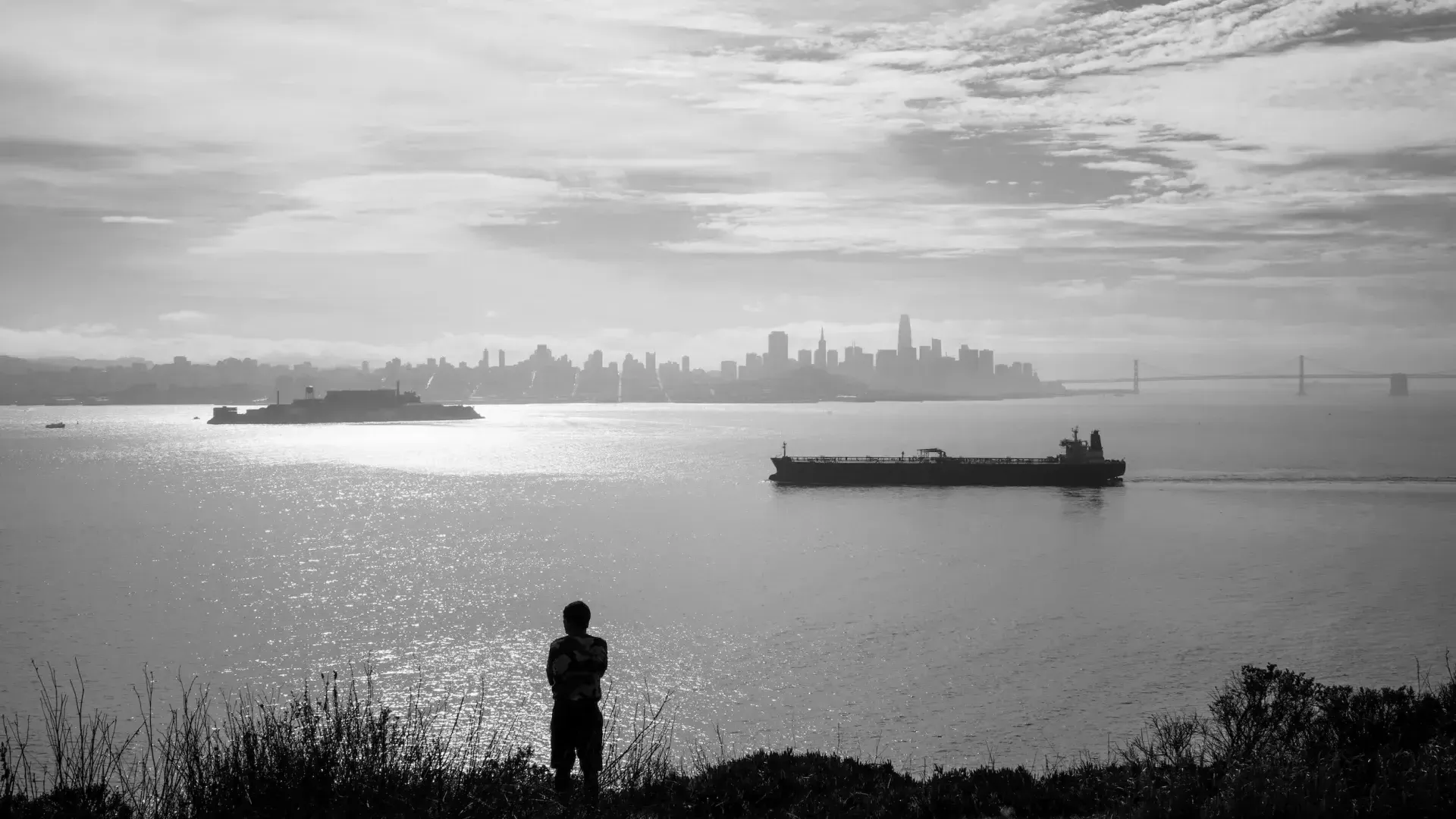 Um visitante aprecia as amplas vistas da Angel Island