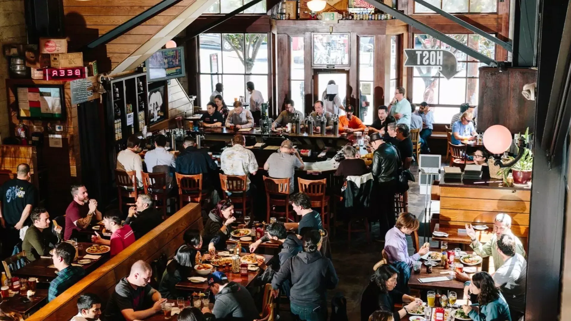 Los clientes comen y beben dentro de la cervecería 21st Amendment en San Francisco.